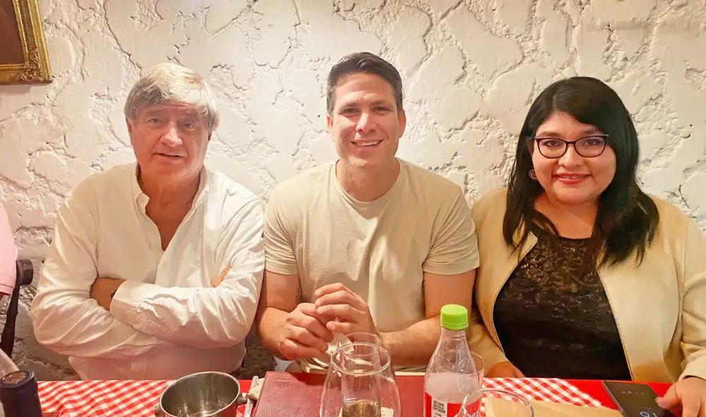 Paco Bazán flanqueado por Raúl Diez Canseco y Jheydi Quiroz Palacios.