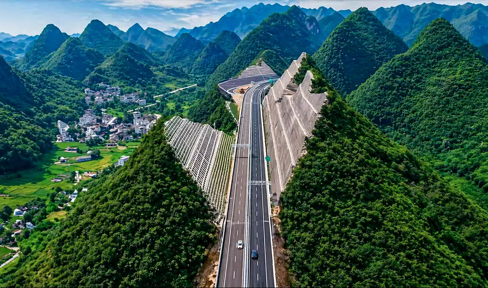 La autopista Liuzhi-Anlong se encuentra en medio de la montaña perforada y puede observarse a simple vista en China.