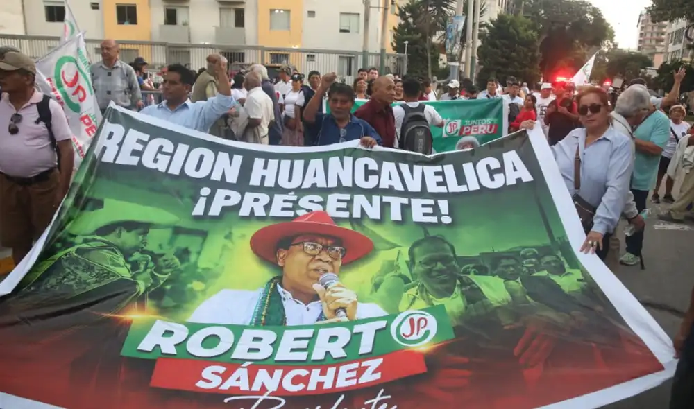 En la marcha, los carteles pedían la liberación de Pedro Castillo y el respeto al voto ciudadano.