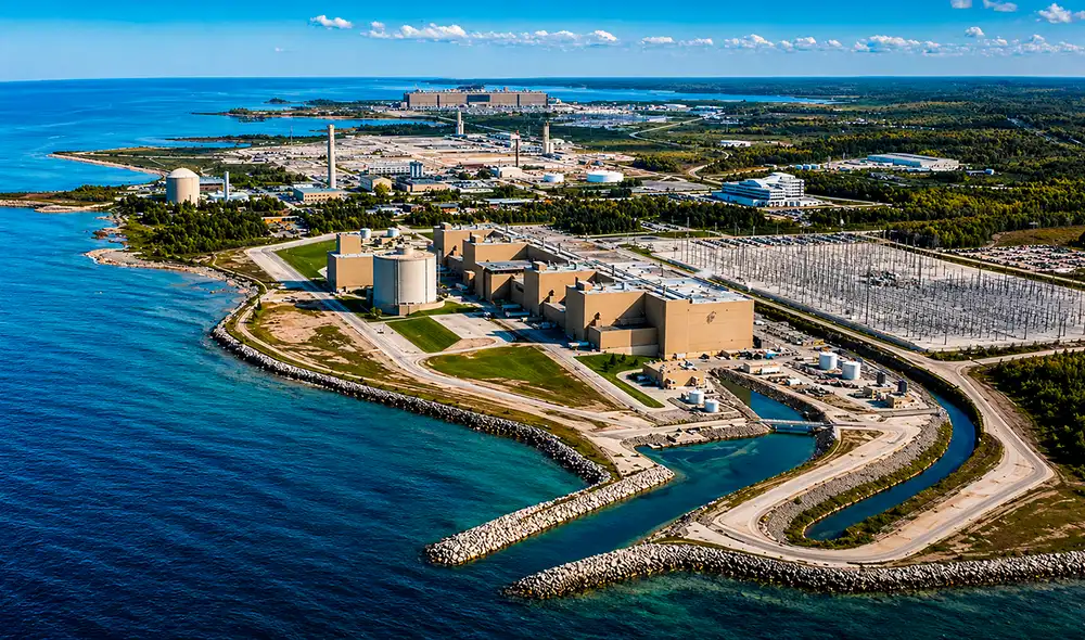 Esta central nuclear de América utiliza tecnología CANDU de agua pesada presurizada para activar turbinas y suministrar electricidad.
