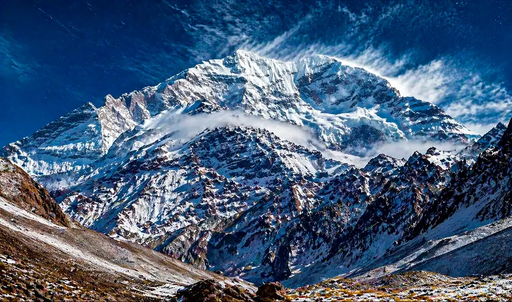 Ubicado en la cordillera de los Andes, esta gigantesca cumbre en Sudamérica representa un desafío constante para la comunidad montañista internacional.