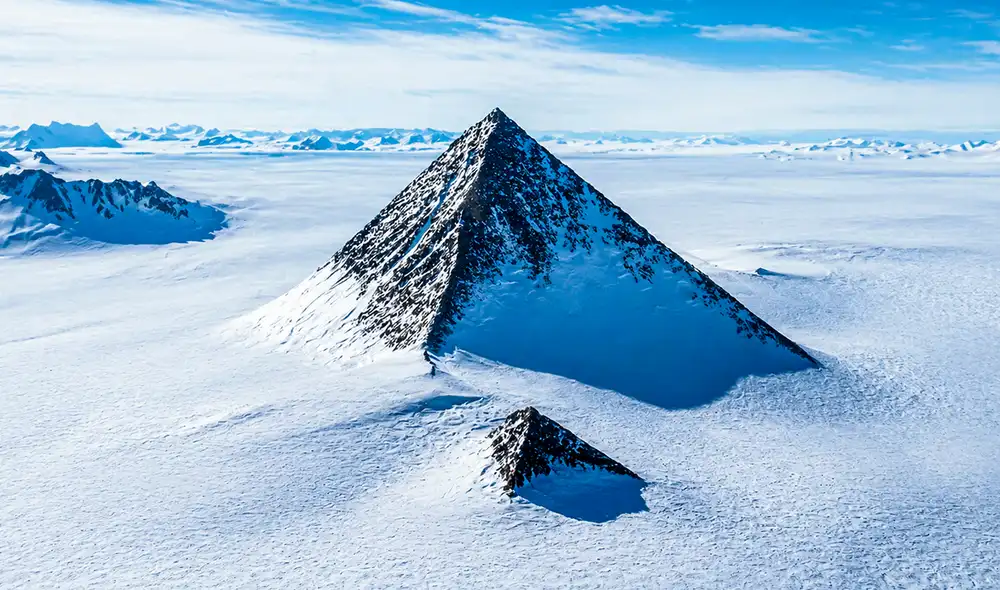 La gigantesca 'pirámide' de la Antártida, similar a las de Egipto, se ubica exactamente en la cordillera de las montañas Ellsworth.
