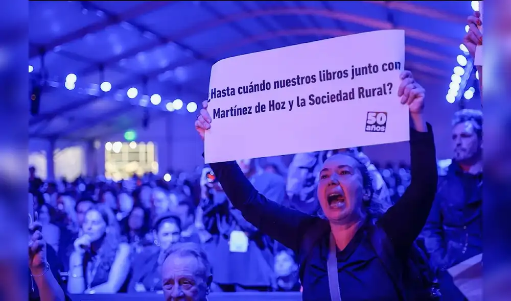 Protestas en la apertura de la FIL de Buenos Aires. Fuente: Almaplustv.