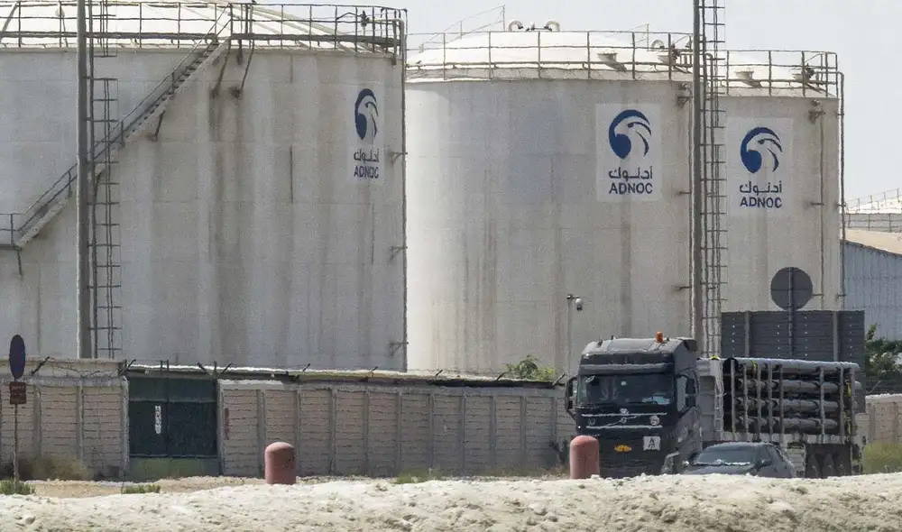 El ministro de Energía emiratí, Suhail Al Mazrouei, aclara que esta medida responde a una estrategia de largo plazo para operar sin restricciones en la producción de petróleo. Foto: AFP