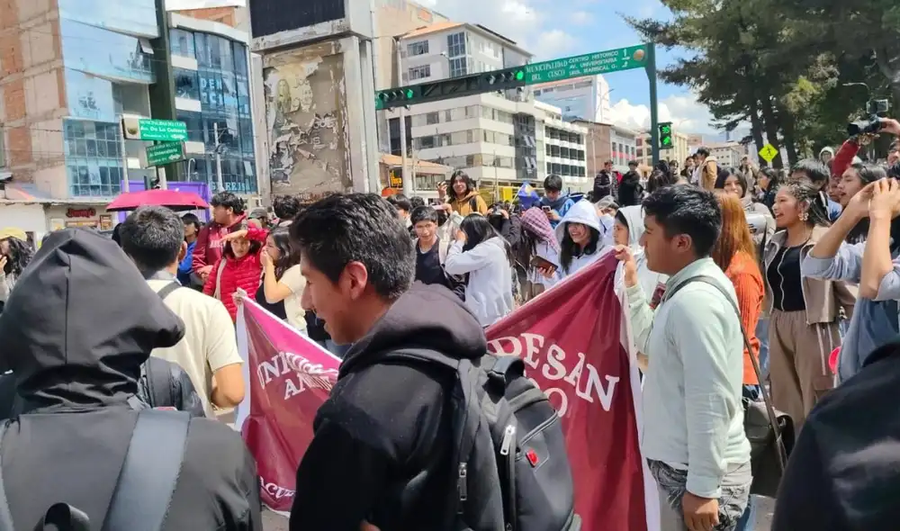 Estudiantes de la UNSAAC en Cusco retomaron sus protestas contra el aumento de pasajes del transporte urbano, bloqueando la avenida La Cultura. Esto generó congestión vehicular en la zona.