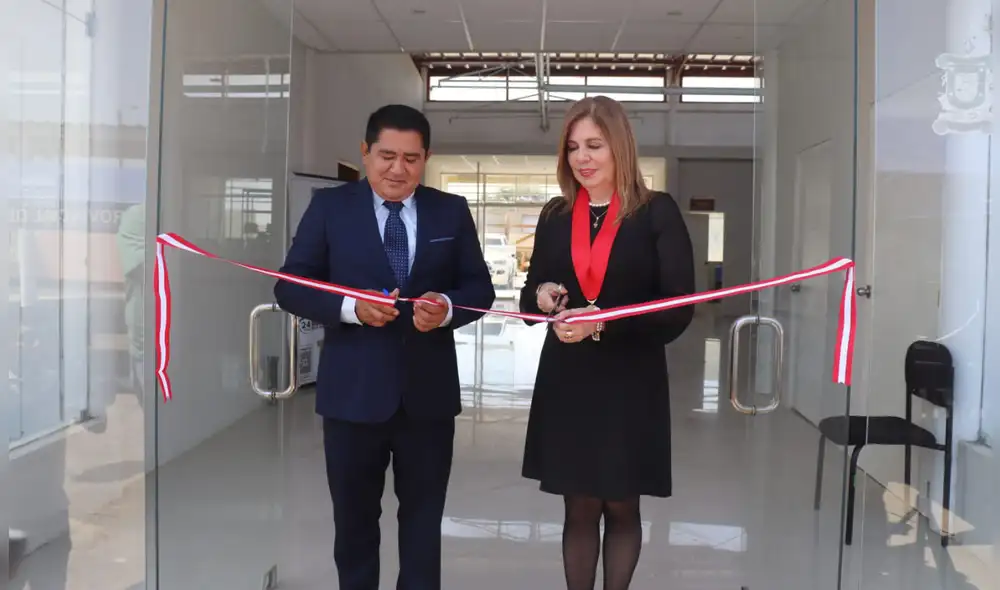 La presidenta de la Corte de La Libertad, Cecilia León Velásquez, junto al alcalde de Pacasmayo durante la inauguración de la nueva sede judicial.