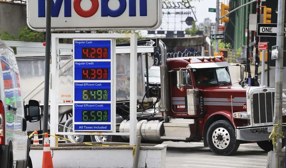 Precio de la gasolina en Estados Unidos sube a 4,30 dólares por galón tras la crisis en Ormuz