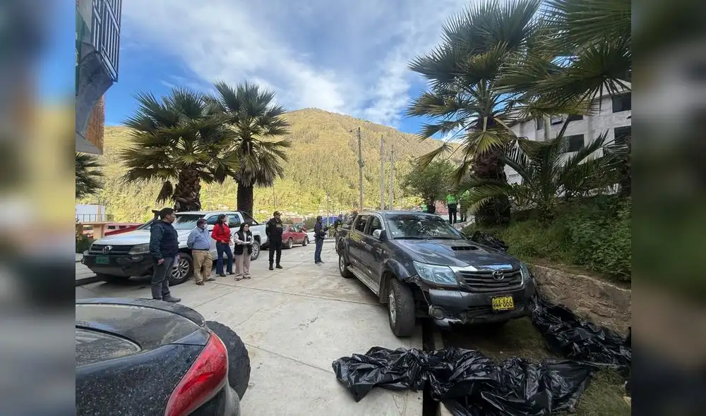 Peritos realizan diligencias en la camioneta atacada.