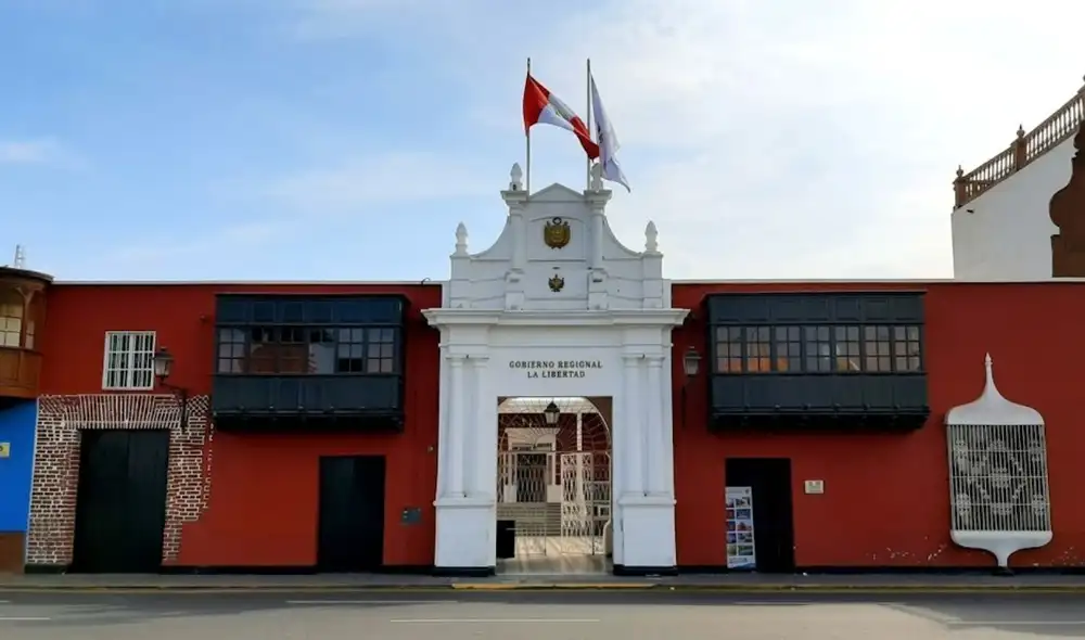 El Gobierno Regional de La Libertad presentó una denuncia penal contra cinco trabajadores por presunto direccionamiento de contratos tras una alerta ciudadana sobre irregularidades.