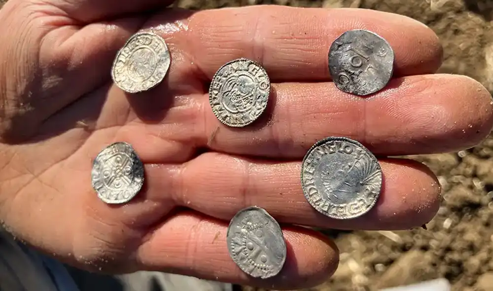 Un puñado de monedas del mayor tesoro numismático vikingo de la historia de Noruega. Foto: Autoridad del condado de Innlandet
