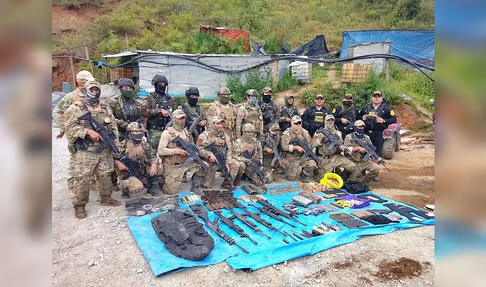 Fuerzas del orden muestran el armamento incautado en una bocamina de Pataz.