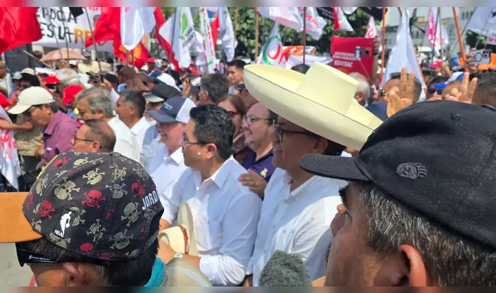 Roberto Sánchez, candidato presidencial, participó en la marcha por el Día del Trabajador.