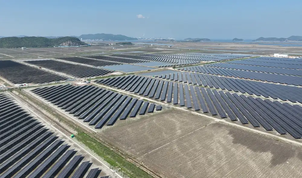 Investigación coreana presenta paneles solares con casi 90% de eficiencia usando nanopartículas de oro, revolucionando la captación de energía solar.