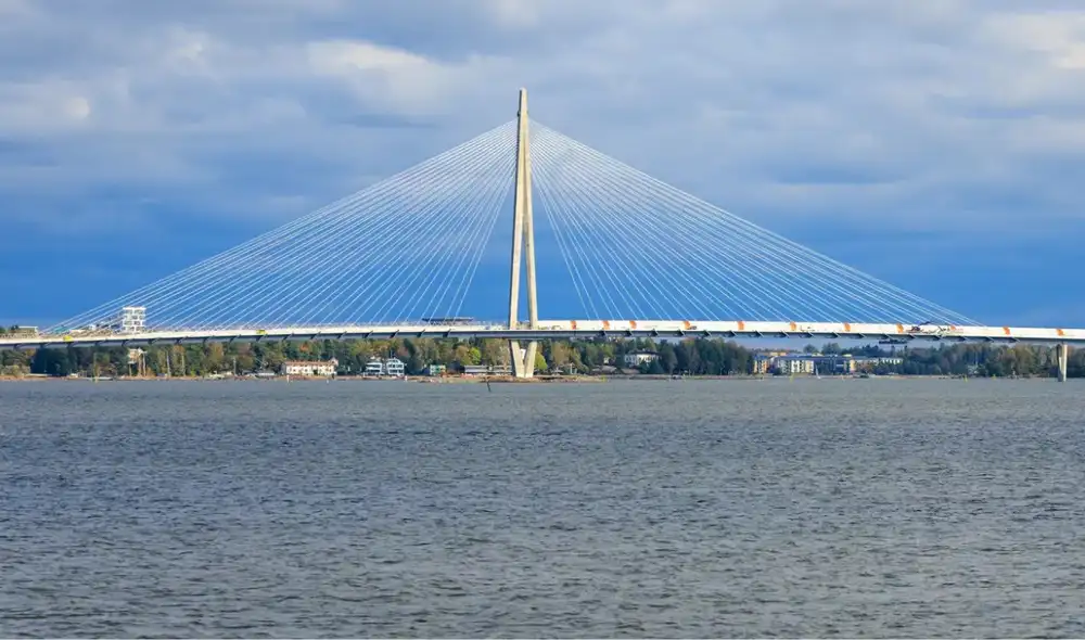 Este icónico puente de 1.190 metros solo permite el tránsito de peatones, ciclistas y transporte público, promoviendo un modelo de transporte limpio en la capital finlandesa. Este icónico puente de 1.190 metros solo permite el tránsito de peatones, ciclistas y transporte público, promoviendo un modelo de transporte limpio en la capital finlandesa.