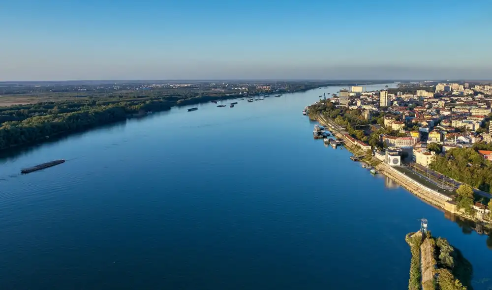 El río Danubio se erige como uno de los ejes naturales más influyentes de Europa, atravesando diez países y extendiéndose por cerca de 2.900 kilómetros. El río Danubio se erige como uno de los ejes naturales más influyentes de Europa, atravesando diez países y extendiéndose por cerca de 2.900 kilómetros.