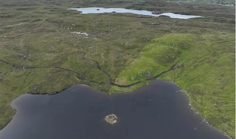 Un hallazgo en Escocia ha descubierto una isla artificial del Neolítico, más antigua que Stonehenge, bajo el lago Bhorgastail.