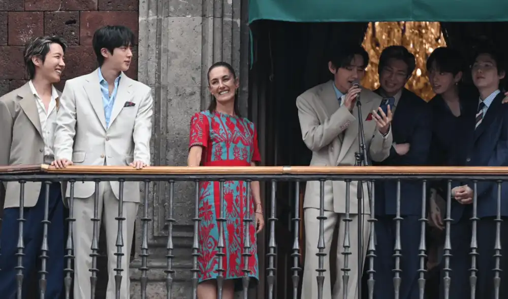 BTS saludó a miles de fans desde uno de los balcones de Palacio Nacional en México.