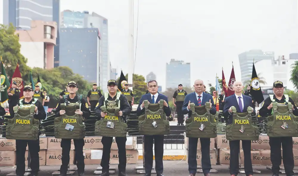 Ceremonia. Pocas horas después que La República reveló que los chalecos antibalas estaban abandonados en un almacén, el ministro del Interior, José Zapata, ordenó la repartición. Foto: La República Ceremonia. Pocas horas después que La República reveló que los chalecos antibalas estaban abandonados en un almacén, el ministro del Interior, José Zapata, ordenó la repartición. Foto: La República