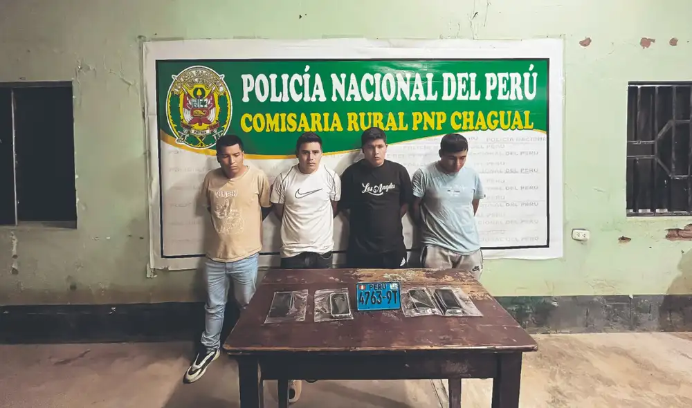 Con camiseta negra, Jeyser Otiniano Vásquez, presentado junto con sus cómplices y la placa de la moto de Jolvi Rodríguez. Es chofer del comandante EP Silva. Foto: La República
