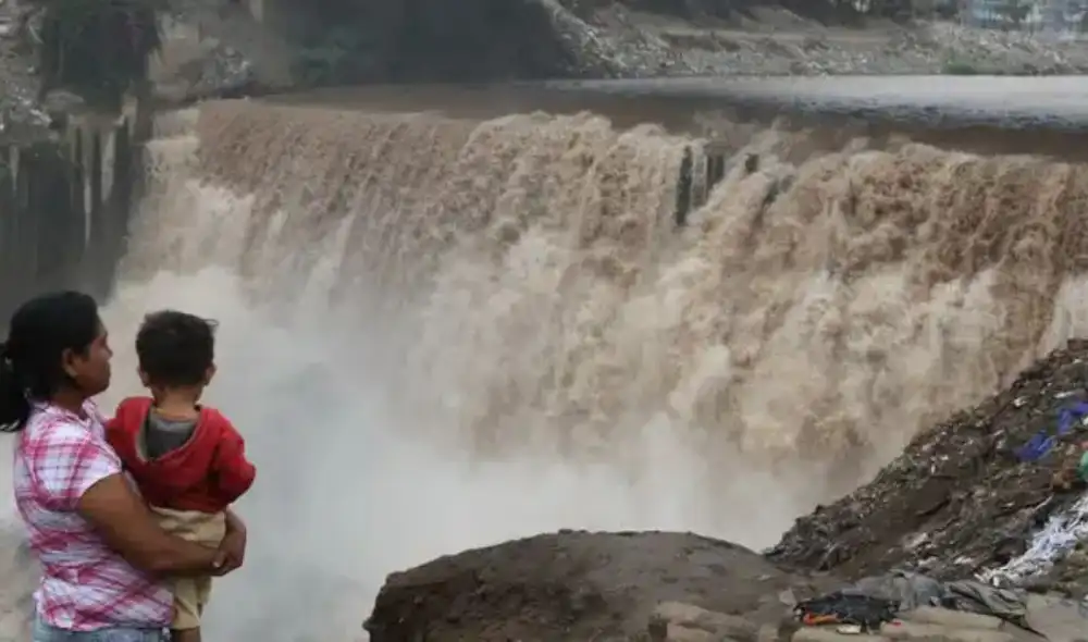 Más de 40 provincias en 11 regiones del Perú están en alerta por lluvias intensas, según el Instituto Nacional de Defensa Civil. Se prevén huaicos y deslizamientos.