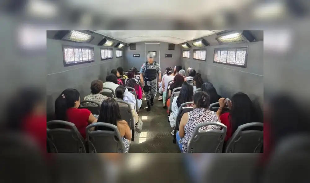 Personal del Inpe trasladó a 48 internal del penal de Chorrillos.