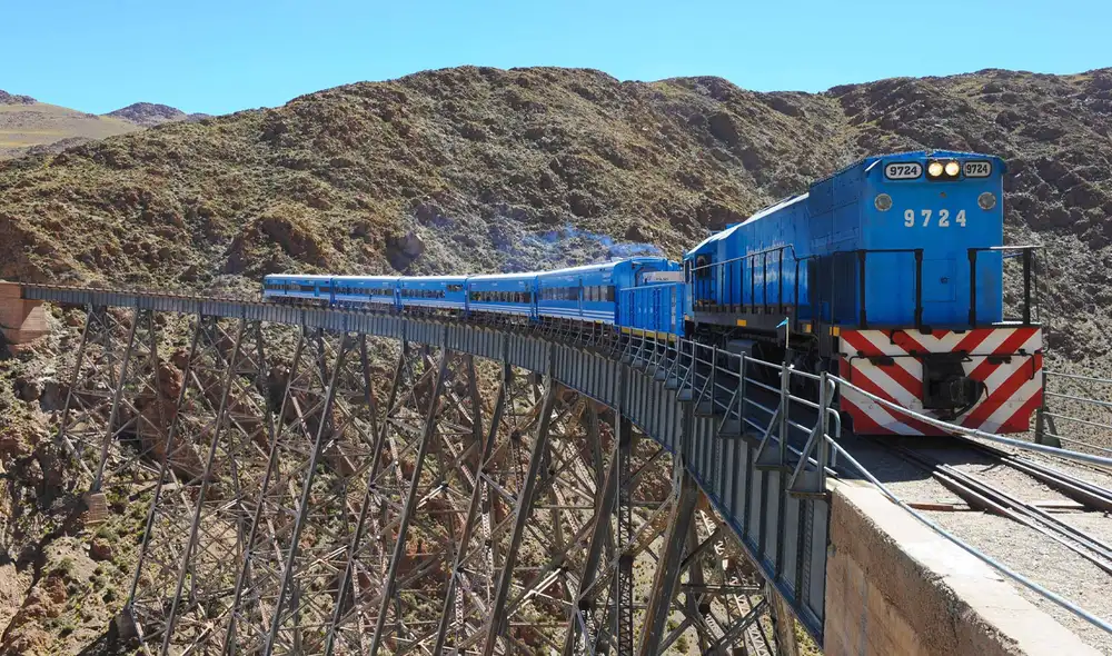 Uno de los recorridos ferroviarios más impresionantes del mundo, el Tren a las Nubes, se encuentra a más de 4.000 metros sobre el nivel del mar en Argentina.