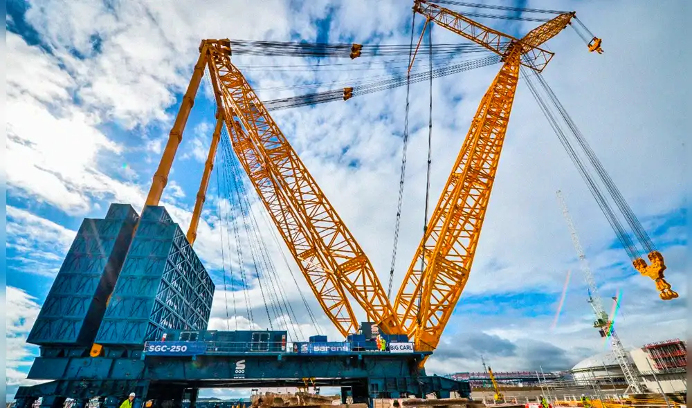 Su presencia en Hinkley Point C resume el papel de las megamáquinas modernas en la construcción de infraestructura energética. Foto: PA Media.
