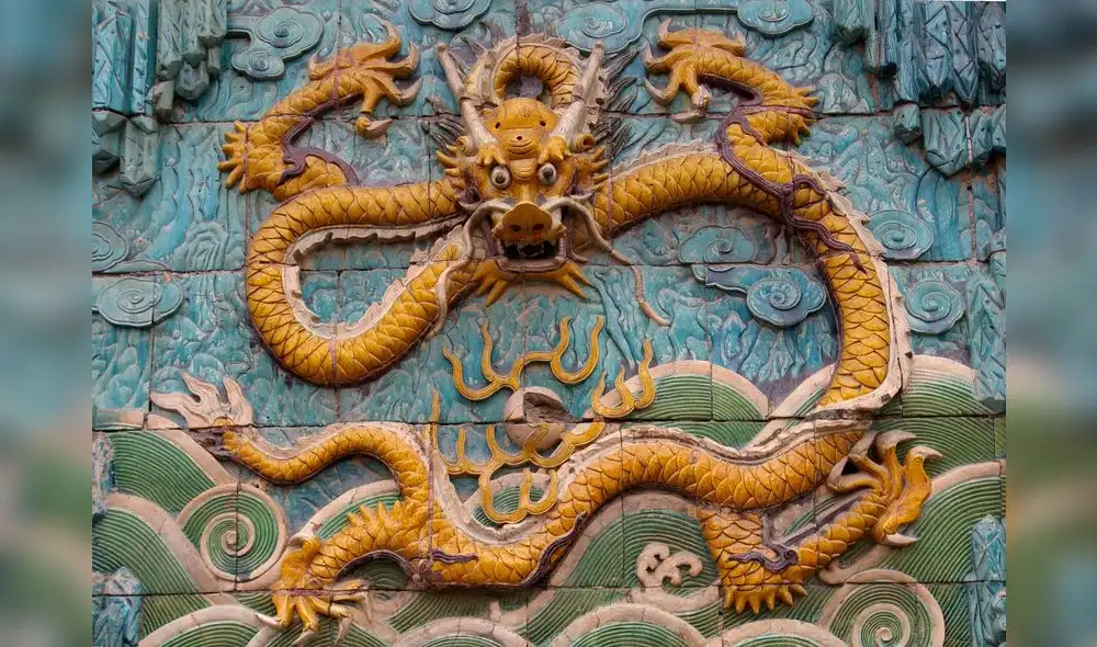 Azulejo. Fragmento de El Muro de los Nueve Dragones en la Ciudad Prohibida, en Pekín. Foto: Jakub Halun.