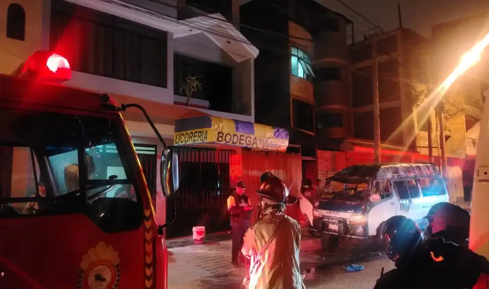 La violencia por extorsiones en Lima se intensifica. Una combi fue incendiada en Santa Anita, dejando a un cobrador de 45 años con severas quemaduras tras el ataque de El Clan del Norte.
