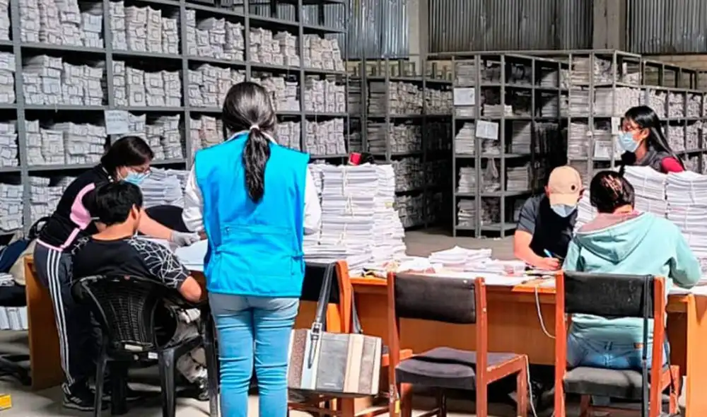 Un grupo de adolescentes en conflicto con la ley inicia labores de servicio comunitario en el Archivo de Río Seco de Arequipa. Fuente: difusión.