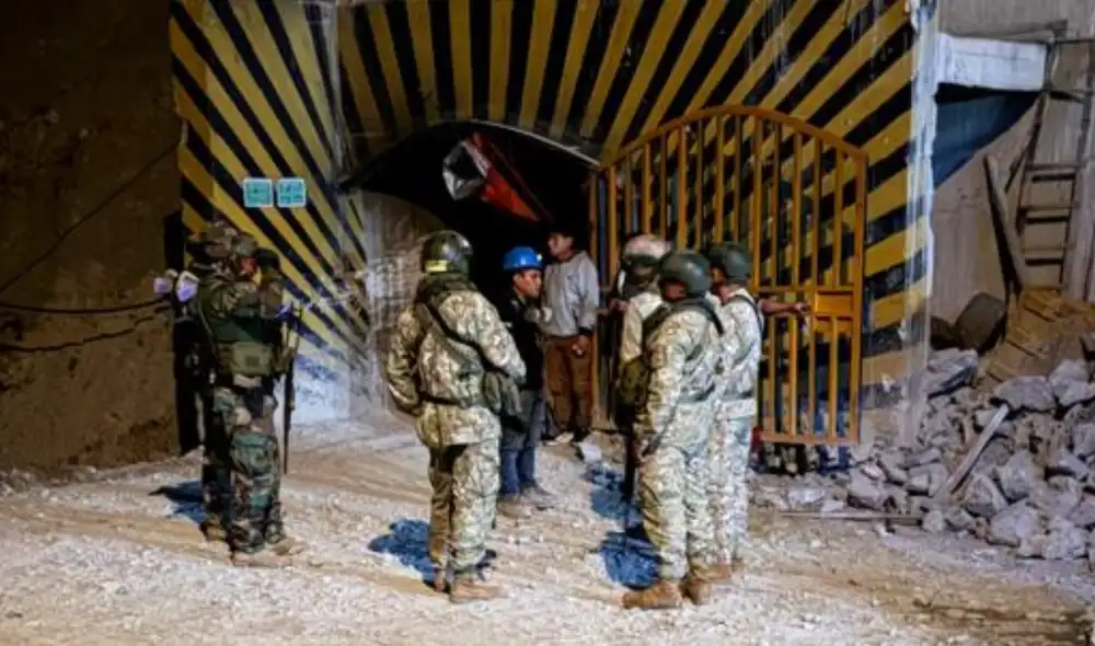 Efectivos del Ejercito del Comando Unificado Pataz, impidieron a la Policia que ingresara a rescatar a los trabajadores mineros de La Joya.