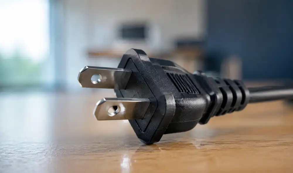 Los enchufes eléctricos tienen detalles que muchos desconocen, como los pequeños agujeros en las clavijas, que juegan un papel crucial en la seguridad y funcionamiento eléctrico.