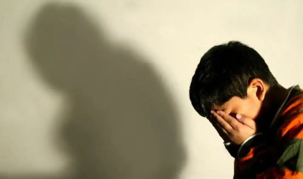 El exceso de control parental se asocia con altos niveles de ansiedad y depresión en jóvenes, según un estudio.