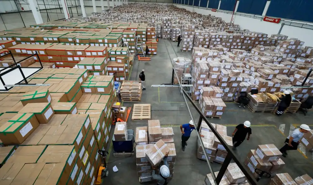 La Contraloría General de la República reportó el almacenamiento de más de 448 mil kits escolares en Lurín, sin ser distribuidos, afectando a miles de estudiantes tras el inicio del año escolar 2026.