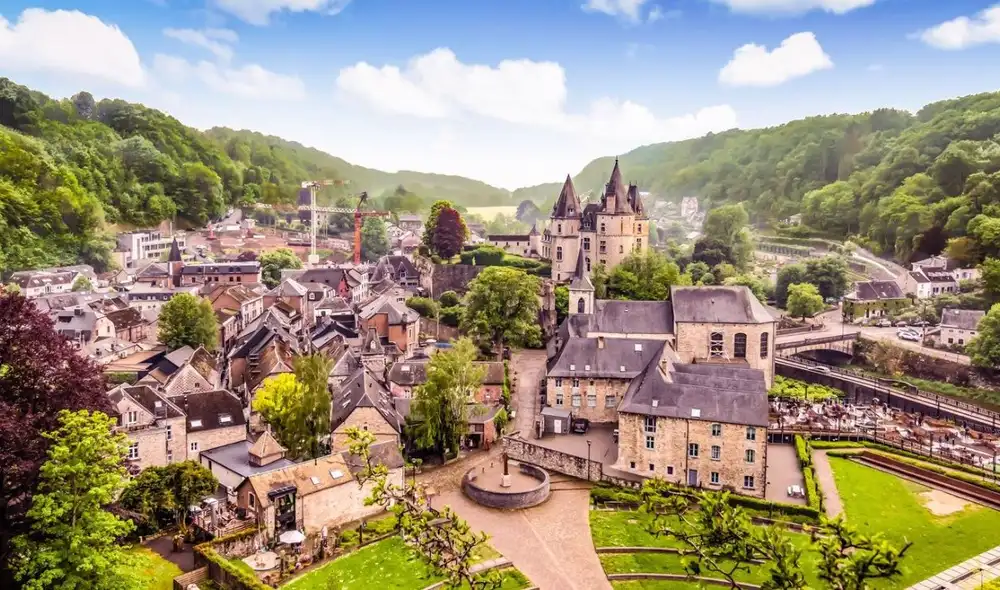 Durbuy, ubicada en las Ardenas belgas, es reconocida como la ciudad más pequeña del mundo, con un casco histórico que ocupa solo dos hectáreas. Durbuy, ubicada en las Ardenas belgas, es reconocida como la ciudad más pequeña del mundo, con un casco histórico que ocupa solo dos hectáreas.