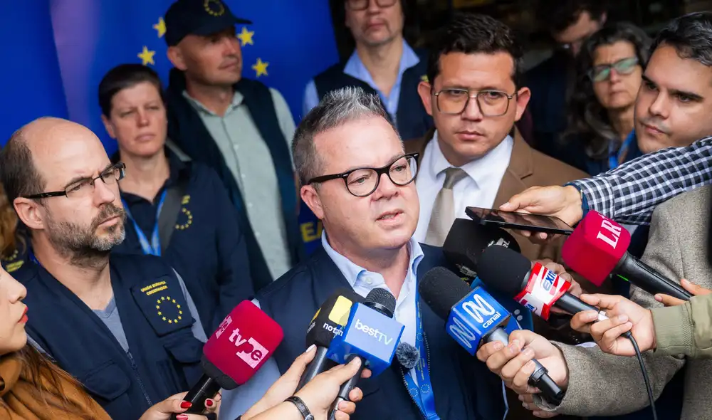 Alexander Grey, jefe adjunto de la MOE UE, detalló que 150 observadores supervisarán la segunda vuelta. Alexander Grey, jefe adjunto de la MOE UE, detalló que 150 observadores supervisarán la segunda vuelta.