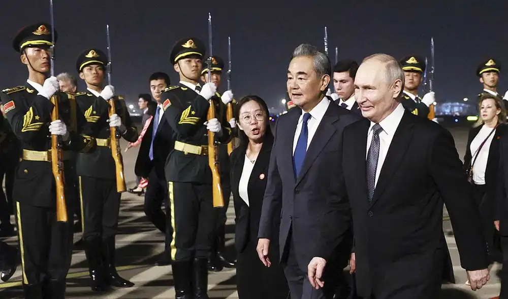 El presidente ruso Vladimir Putin fue recibido por el ministro de Asuntos Exteriores chino Wang Yi a su llegada al Aeropuerto Internacional de Pekín