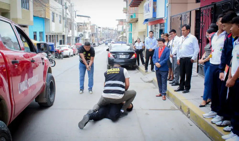 Durante el recorrido, se escenificó un caso de tenencia ilegal de armas. Fuente: difusión.