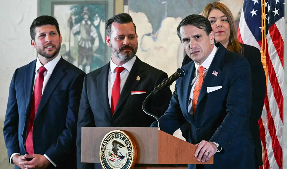 El fiscal general interino de EEUU realizó la acusación durante una conferencia oficial en la Torre de la Libertad en Miami. Foto: AFP.