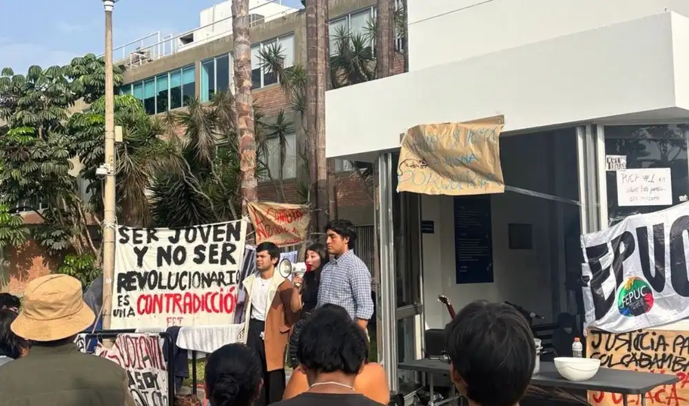 Estudiantes y autoridades de la PUCP firman un acuerdo que abre una mesa de diálogo sobre el nuevo sistema de pensiones y permite el retiro voluntario de estudiantes del edificio Dintilhac.