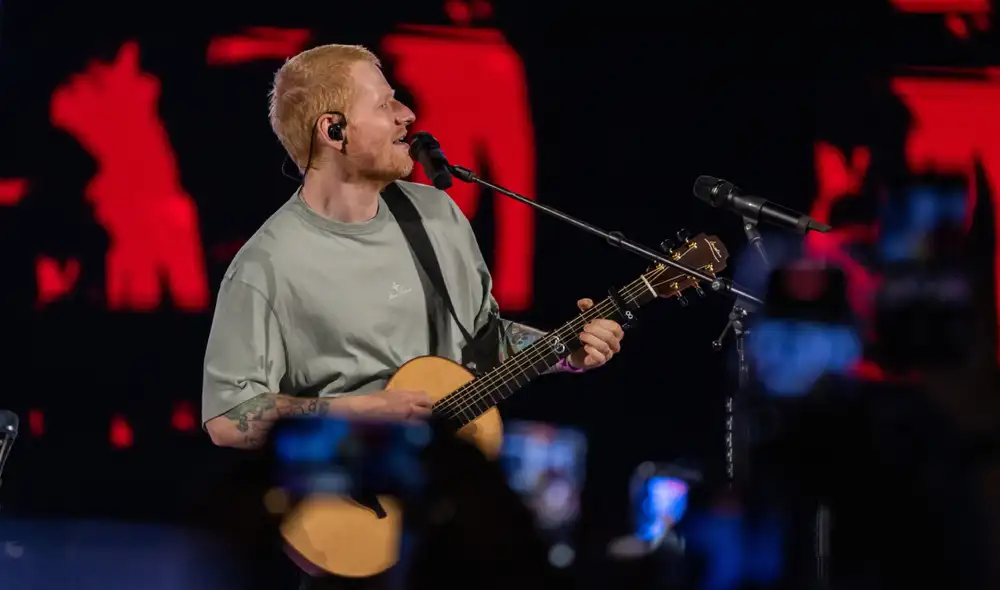 El británico comenzó con "You Need Me, I Don’t Need You" y destacó momentos únicos, como su divertida interrupción en "Castle on the Hill", creando una atmósfera mágica con el público.