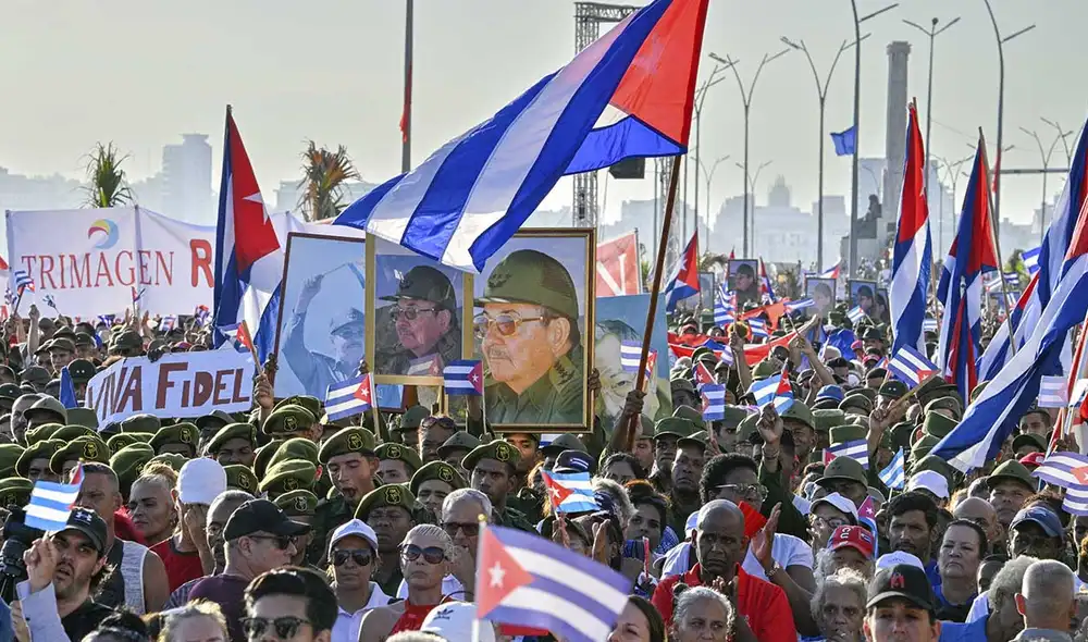 Miles de personas se congregaron frente a la embajada de EE. UU. en La Habana, apoyando a Raúl Castro