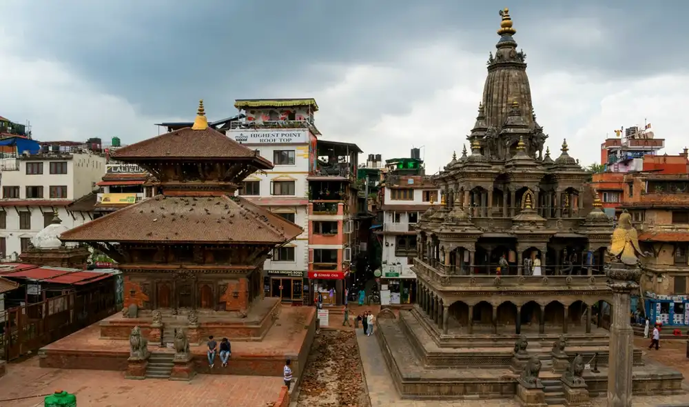 Nepal inicia un innovador proyecto para convertir residuos plásticos en material para pavimentar carreteras.