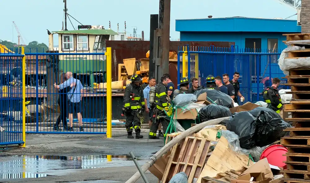 Los servicios de emergencia tras la explosión e incendio en un astillero en Richmond Terrace. Foto: Rose Abuin / New York Daily News