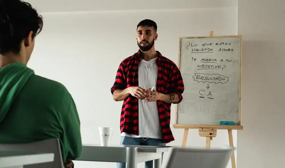 Según Ayala, desaprender viejas creencias es esencial para conectar de manera efectiva. Según Ayala, desaprender viejas creencias es esencial para conectar de manera efectiva.