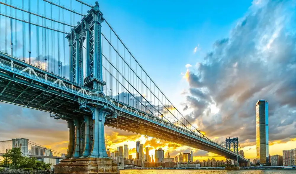 El Puente de Brooklyn cumple 143 años el 24 de mayo, destacado como un ícono de Nueva York y una obra maestra de la ingeniería estadounidense desde su inauguración en 1883.