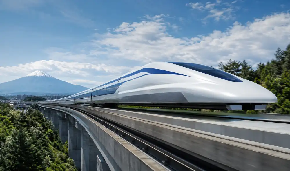 Japón se posiciona como líder en innovación ferroviaria con el desarrollo del tren bala Maglev, que levita sobre las vías gracias a imanes superconductores. Japón se posiciona como líder en innovación ferroviaria con el desarrollo del tren bala Maglev, que levita sobre las vías gracias a imanes superconductores.