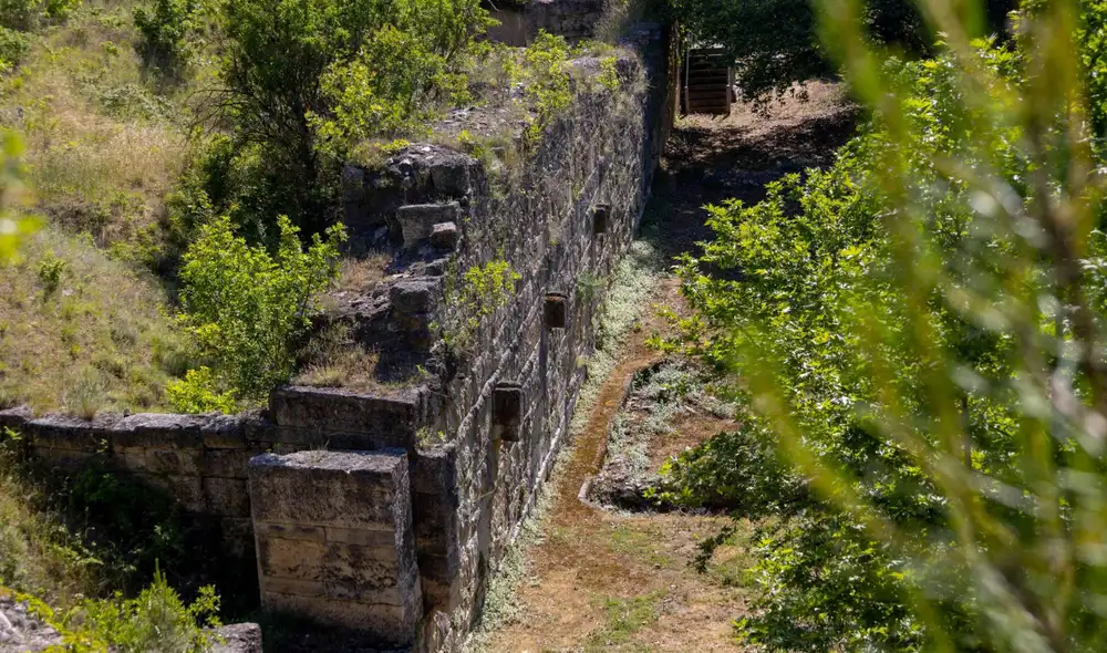 Un equipo de arqueólogos españoles, liderado por la Universidad de Granada, ha descubierto un complejo sistema hidráulico en Anfípolis, Grecia, que abasteció agua durante siglos.