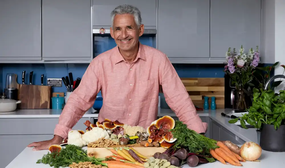 El médico británico Tim Spector recomienda incluir frutos secos mixtos en la dieta diaria para mejorar la salud cerebral y favorecer el bienestar general.