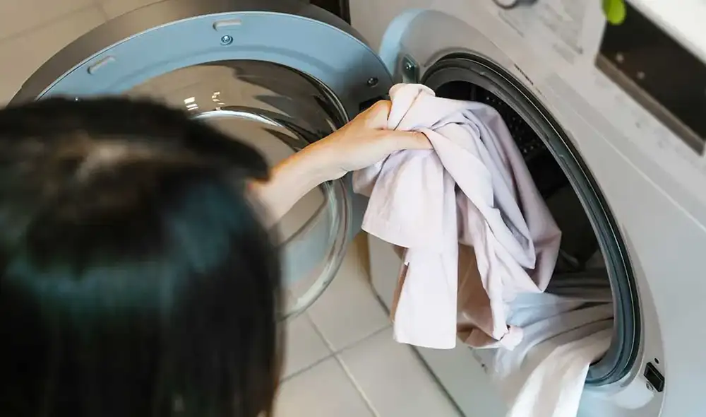 Científicos inventaron un recubrimiento autolimpiante que evita que las manchas de comida, aceite o suciedad se adhieran a la superficie de la tela. Foto: IStock